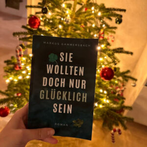 "Sie wollten doch nur glücklich sein" vor einem Weihnachtsbaum.
